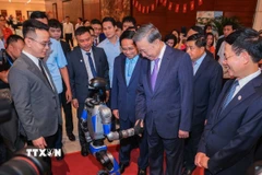 Tổng Bí thư Tô Lâm và Thủ tướng Phạm Minh Chính cùng các đại biểu tham quan triển lãm thành tựu khoa học và công nghệ. (Ảnh: Hoàng Hiếu/TTXVN)