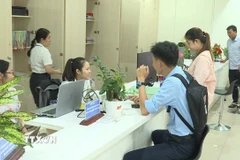 Cán bộ, công chức phường An Lạc giữ phương châm "hết việc không hết giờ" trong phục vụ người dân và doanh nghiệp. (Ảnh: Trung Tuyến/TTXVN)