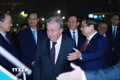 Thủ tướng Phạm Minh Chính mời Tổng Thư ký Liên hợp quốc António Guterres lên chuyên cơ, cùng rời Hà Nội sang Kuala Lumpur, Malaysia tham dự Hội nghị Cấp cao ASEAN lần thứ 47 và các Hội nghị Cấp cao liên quan. (Ảnh: Dương Giang/TTXVN)