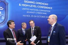 Thứ trưởng Thường trực Bộ Ngoại giao Nguyễn Minh Vũ với các đại biểu tham dự Lễ mở ký Công ước Hà Nội, sáng 25/10. (Ảnh: An Đăng/TTXVN)