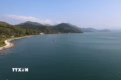 Đầm phá Tam Giang-Cầu Hai, hệ đầm phá nước lợ lớn nhất Đông Nam Á - nhìn từ cửa biển Tư Hiền, xã Vinh Lộc. (Ảnh: Hải Âu/TTXVN)