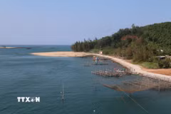 Đầm phá Tam Giang-Cầu Hai, hệ đầm phá nước lợ lớn nhất Đông Nam Á - nhìn từ cửa biển Tư Hiền, xã Vinh Lộc. (Ảnh: Hải Âu/TTXVN)
