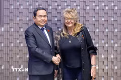 Chủ tịch Quốc hội Trần Thanh Mẫn gặp bà Sandra Scagliotti, Lãnh sự danh dự Việt Nam tại Torino. (Ảnh: Doãn Tấn/TTXVN)