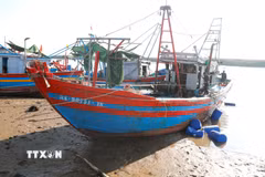 Tàu cá đã bị hư hỏng nhiều bộ phận. (Ảnh: Xuân Tiến/TTXVN)