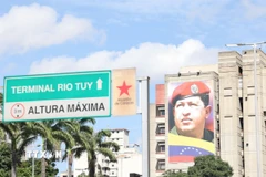 Tấm pano chân dung cố Tổng thống Hugo Chávez nổi bật giữa trung tâm Caracas, nhắc nhớ về con đường chính trị và xã hội mà đất nước đã lựa chọn. Hình ảnh phản ánh niềm tin bền bỉ của người dân vào lý tưởng và hướng đi của Venezuela. (Ảnh: Phi Hùng/TTXVN)
