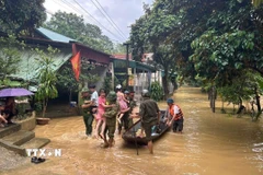 Công an Thanh Hóa tổ chức di dời tài sản và 10 hộ dân tại thôn Quyết Thắng 1 đến nơi an toàn. (Ảnh: TTXVN phát)