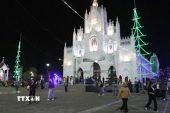 Đền Thánh Liễu Đề, xã Nghĩa Hưng, tỉnh Ninh Bình, thu hút đông giáo dân và người dân đến dịp Lễ Thiên Chúa Giáng sinh 2025. (Ảnh: Thùy Dung/TTXVN)