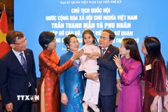 Chủ tịch Quốc hội Trần Thanh Mẫn và Phu nhân gặp gỡ cán bộ nhân viên Đại sứ quán và cộng đồng người Việt Nam tại Thổ Nhĩ Kỳ. (Ảnh: Doãn Tấn/TTXVN)