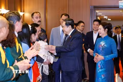 Chủ tịch Quốc hội Trần Thanh Mẫn và Phu nhân gặp gỡ cán bộ nhân viên Đại sứ quán và cộng đồng người Việt Nam tại Thổ Nhĩ Kỳ. (Ảnh: Doãn Tấn/TTXVN)