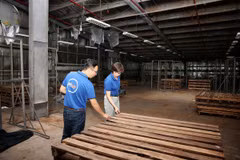 Giám định viên công ty bảo hiểm đánh giá thiệt hại tại một kho hàng. (Ảnh: Phạm Hậu/TTXVN)