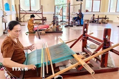 Thành viên Hợp tác xã dệt thổ cẩm Chăm Mỹ Nghiệp (xã Ninh Phước, Khánh Hòa) sản xuất sản phẩm phục vụ thị trường. (Ảnh: Nguyễn Thành/TTXVN)
