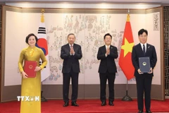 Tổng Bí thư Tô Lâm và Tổng thống Hàn Quốc Lee Jae Myung chứng kiến lễ trao Bản ghi nhớ về phái cử và tiếp nhận lao động sang làm việc tại Hàn Quốc theo chương trình EPS, ký giữa Bộ Nội vụ Việt Nam và Bộ Lao động và Việc làm Hàn Quốc. (Ảnh: Thống Nhất/TTXVN)