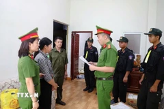 Công an tỉnh Phú Thọ triệt phá thành công nhóm đối tượng có hành vi lừa đảo chiếm đoạt tài sản thông qua thủ đoạn “bao luật” cho các phương tiện vận tải vi phạm quy định về trật tự giao thông đường bộ. (Ảnh: TTXVN phát)