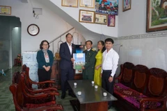 Phó Chủ tịch Quốc hội Trần Quang Phương thăm, tặng quà gia đình thương binh trên địa bàn huyện Côn Đảo. (Ảnh: Huỳnh Sơn/TTXVN)