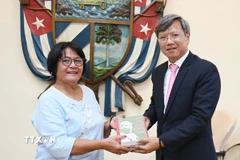 Đại sứ Việt Nam tại Cuba Lê Quang Long trao tặng Tiến sỹ Maria Teresa Montes, Trưởng Bộ môn, một số cuốn sách về cuộc đời và sự nghiệp Chủ tịch Hồ Chí Minh. (Ảnh: Việt Hùng/TTXVN)