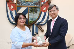 Đại sứ Việt Nam tại Cuba Lê Quang Long trao tặng Tiến sỹ Maria Teresa Montes, Trưởng Bộ môn, một số cuốn sách về cuộc đời và sự nghiệp Chủ tịch Hồ Chí Minh. (Ảnh: Việt Hùng/TTXVN)