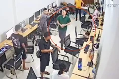 Người đàn ông áo xanh được cho là cán bộ Công an phường Dương Nội. (Ảnh cắt từ clip)
