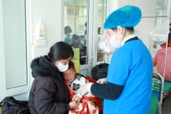 Khoa nhi Bệnh viện Đa khoa tỉnh Lai Châu đang trong tình trạng quá tải bệnh nhi nhiễm sởi. (Ảnh: Quý Trung/TTXVN)