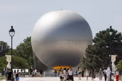 Trời nắng nóng gay gắt tại Paris, Pháp. (Ảnh: THX/TTXVN)