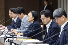 Tân Thủ tướng Hàn Quốc Han Seong Sook (giữa) tại cuộc họp ở Sejong ngày 2/7/2026. (Ảnh: Yonhap/TTXVN phát)