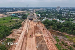 Thi công đường Vành đai 3 Thành phố Hồ Chí Minh. (Nguồn: TTXVN)
