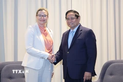 Thủ tướng Phạm Minh Chính tiếp lãnh đạo Tập đoàn AstraZeneca. (Ảnh: Dương Giang/TTXVN)