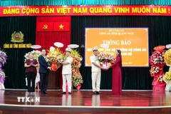 Lãnh đạo Tỉnh ủy, Ủy ban Nhân dân tỉnh Quảng Ngãi chúc mừng Đại tá Hồ Song Ân và Đại tá Hoàng Anh Tuấn. (Ảnh: TTXVN)
