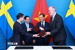 Thủ tướng Phạm Minh Chính và Thủ tướng Thụy Điển Ulf Kristersson chứng kiến trao Thỏa thuận Đối tác Chiến lược ngành về hợp tác khoa học, công nghệ, đổi mới sáng tạo và chuyển đổi số giữa Bộ Khoa học Công nghệ và Bộ Ngoại giao Thụy Điển. (Ảnh: Dương Giang/TTXVN)