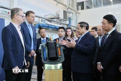 Thủ tướng Phạm Minh Chính thăm Phòng thí nghiệm hạt nhân của Viện Công nghệ Hoàng gia Thụy Điển. (Ảnh: Dương Giang/TTXVN)