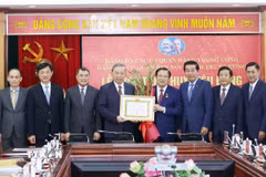 Tổng Bí thư Tô Lâm trao huy hiệu 45 năm tuổi Đảng tặng ông Phan Đình Trạc, Trưởng Ban Nội chính Trung ương. (Ảnh: Thống Nhất/TTXVN)