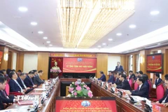 Tổng Bí thư Tô Lâm trao huy hiệu 45 năm tuổi Đảng tặng ông Phan Đình Trạc, Trưởng Ban Nội chính Trung ương. (Ảnh: Thống Nhất/TTXVN)