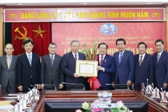 Tổng Bí thư Tô Lâm trao huy hiệu 45 năm tuổi Đảng tặng ông Phan Đình Trạc, Trưởng Ban Nội chính Trung ương. (Ảnh: Thống Nhất/TTXVN)