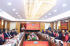Tổng Bí thư Tô Lâm trao huy hiệu 45 năm tuổi Đảng tặng ông Phan Đình Trạc, Trưởng Ban Nội chính Trung ương. (Ảnh: Thống Nhất/TTXVN)