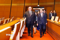 Chủ tịch Quốc hội Trần Thanh Mẫn cùng Chủ tịch Quốc hội New Zealand Gerry Brownlee tham quan phòng Diên Hồng, Nhà Quốc hội. (Ảnh: Doãn Tấn/TTXVN)