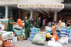 Điểm tiếp nhận hàng hàng hóa, nhu yếu phẩm tại Nhà văn hóa Thanh Niên ngày 22/11. (Ảnh: Trung Tuyến/TTXVN)
