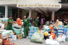 Điểm tiếp nhận hàng hàng hóa, nhu yếu phẩm tại Nhà văn hóa Thanh Niên ngày 22/11. (Ảnh: Trung Tuyến/TTXVN)