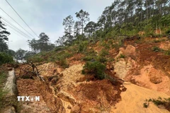 Sạt lở tại km 112+900 đã chia cắt hoàn toàn tuyến Quốc lộ 24. (Ảnh: Dư Toán/TTXVN)