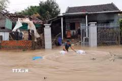 Lực lượng Công an tỉnh Đắk Lắk tiếp tế lương thực cho người dân ở vùng ngập sâu ven sông Bánh Lái hồi tháng 11/2025. (Ảnh: Đỗ Trưởng/TTXVN)