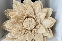 Xơ mướp được Đỗ Đăng Khoa “biến hình” thành những bông hoa thiên nhiên tuyệt đẹp. (Ảnh: Hồng Nhung/TTXVN)