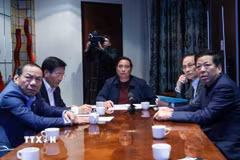 Thủ tướng Phạm Minh Chính chủ trì họp trực tuyến từ Nam Phi, chỉ đạo khắc phục hậu quả mưa lũ. (Ảnh: Dương Giang/TTXVN)