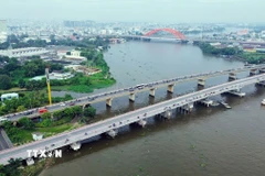 Cầu Bình Triệu 1 (bên phải) được nâng tĩnh không, đồng bộ với cầu Bình Triệu 2. (Ảnh: Tiến Lực/TTXVN)