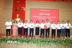 Bí thư Tỉnh ủy Hưng Yên Nguyễn Hữu Nghĩa trao quyết định cho ông Nguyễn Quang Hưng, Chủ nhiệm Ủy ban Kiểm tra Tỉnh ủy nhiệm kỳ 2025-2030. (Ảnh: TTXVN phát)