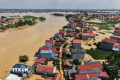 Nhiều hộ dân thôn Ngô Đạo, xã Đa Phúc (Hà Nội) bị ngập sâu đến hơn 2m do lũ sông Cầu dâng cao. (Ảnh: Hoàng Hiếu/TTXVN)