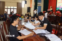 Người dân nhận tiền bồi thường giải phóng mặt bằng Cảng hàng không quốc tế Gia Bình. (Ảnh: Thanh Thương/TTXVN)