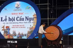 Ông Trần Nguyên Lộc, Chủ tịch Ủy ban Nhân dân phường Phan Thiết (Lâm Đồng) đánh trống khai hội Lễ hội Cầu ngư các vạn chài Phan Thiết năm 2026. (Ảnh: Hồng Hiếu/TTXVN)