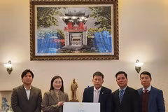 Nhà xuất bản Giáo dục Việt Nam tặng Tủ sách tiếng Việt phục vụ cộng đồng người Việt Nam tại Liên bang Nga. (Nguồn: Nhà xuất bản Giáo dục Việt Nam)
