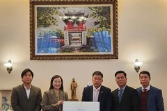 Nhà xuất bản Giáo dục Việt Nam tặng Tủ sách tiếng Việt phục vụ cộng đồng người Việt Nam tại Liên bang Nga. (Nguồn: Nhà xuất bản Giáo dục Việt Nam)