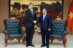 Phó Thủ tướng Thường trực Chính phủ Phạm Gia Túc tiếp Phó Ngoại trưởng Hoa Kỳ Christopher Landau. (Nguồn: Báo Điện tử Chính phủ)
