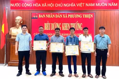 Lãnh đạo Ủy ban Nhân dân xã Phương Thiện trao giấy khen cho 5 công dân. (Ảnh: TTXVN phát)