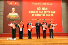 Chủ tịch Ủy ban Nhân dân tỉnh Lâm Đồng Hồ Văn Mười trao quyết định điều động, bổ nhiệm 5 cán bộ chủ chốt của tỉnh. (Ảnh: Chu Quốc Hùng/TTXVN)